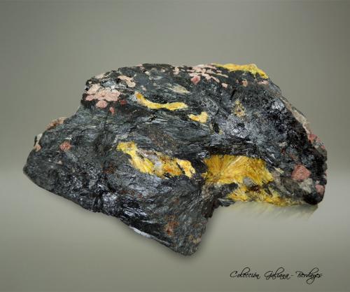 Raita<br />Seidozeritovyi pegmatita, Monte Suoluaiv, Macizo Lovozero, Península Kola, Murmanskaja Oblast, Región del Norte, Rusia<br />92 x 74 x 53 mm.<br /> (Autor: Rafael Galiana)