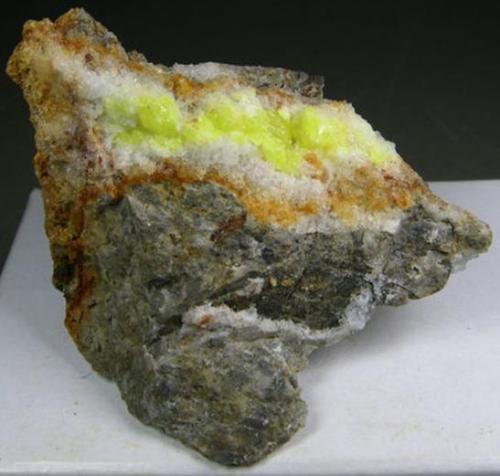 Azufre<br />Quartz outcrop, Cervera del Río Alhama, Comarca Cervera, La Rioja, Spain<br />5x5 cms<br /> (Autor: antoniopedro)