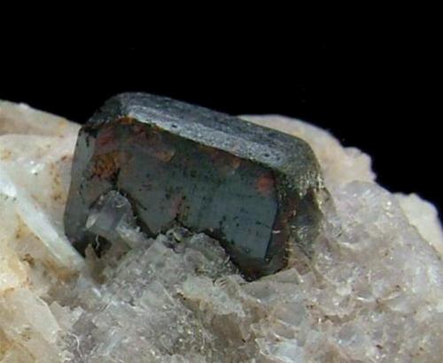 Tantalita-(Mn)<br />Dara-i-Pech pegmatite, Chapa Dara District, Kunar Province (Konar), Afghanistan<br />4 x 3 x 2,5 cm<br /> (Autor: Antonio Alcaide)