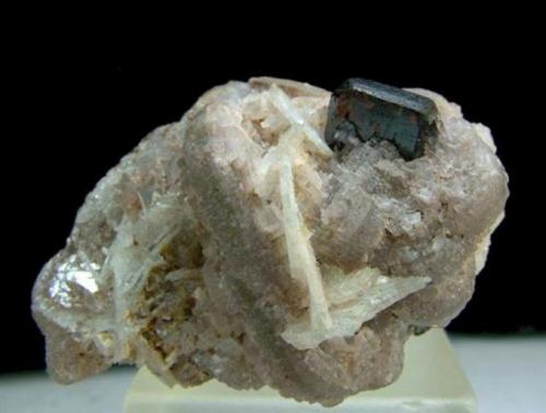 Tantalita-(Mn)<br />Dara-i-Pech pegmatite, Chapa Dara District, Kunar Province (Konar), Afghanistan<br />4 x 3 x 2,5 cm<br /> (Autor: Antonio Alcaide)