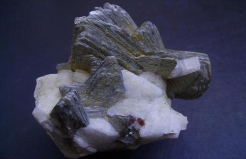 Moscovita y fluorapatito<br />Shengus (Shingus), Distrito Baltistán, Gilgit-Baltistan (Áreas del Norte), Paquistán<br />8 x 5 x 5 cm<br /> (Autor: Antonio Alcaide)