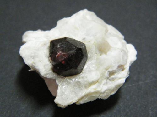 Garnet (Group)<br />Brandberg area, Erongo Region, Namibia<br />30x30mm<br /> (Author: Heimo Hellwig)