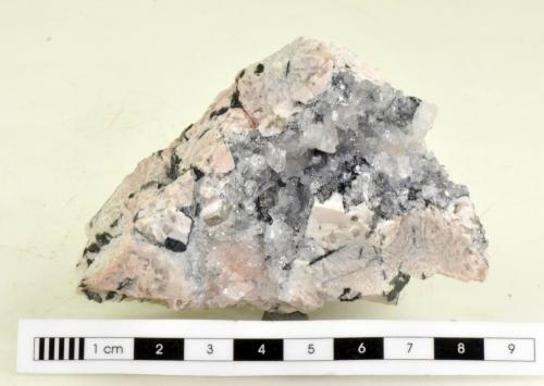 Fluorapofilita-K<br />Lanchar del Molino Quarry (La Dehesilla Quarry), (La Cabrera pluton), Sieteiglesias, Loyozuela-Navas-Sieteiglesias, Comarca Sierra Norte, Community of Madrid, Spain<br />8 x 4,5 x 3,5 cm<br /> (Autor: Ramón Jiménez)