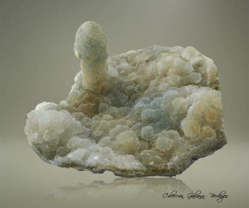Cuarzo (variedad calcedonia)<br />Ajantha (Ajanta), Sillod, Distrito Aurangabad, Maharashtra, India<br />96 x 92 x 57 mm.<br /> (Autor: Rafael Galiana)