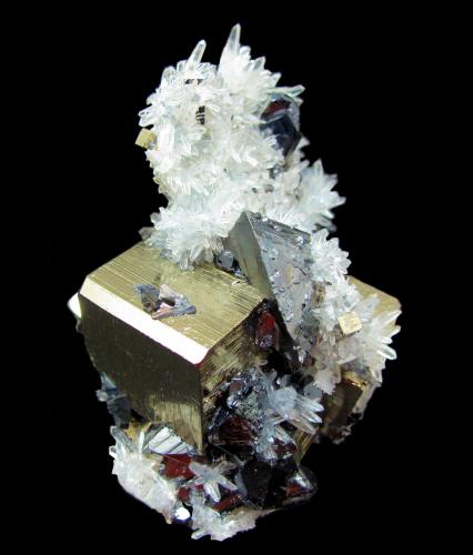 Tetrahedrite, Pyrite, Quartz, Sphalerite<br />Zona minera Mundo Nuevo, Mundo Nuevo, Huamachuco, Provincia Sánchez Carrión, Departamento La Libertad, Perú<br />77 mm x 71 mm x 54 mm. Tetrahedrite crystal: 24 mm on edge. Major pyrite crystal: 26 mm on edge<br /> (Author: Carles Millan)