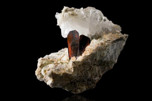 Brookite on Quartz<br />Thurdook (Thurdok), Monte Zard, Montes Ras Koh, Distrito Kharan, Balochistan (Baluchistan), Paquistán<br />9,5	x	6,0	x	7,0	cm<br /> (Author: MIM Museum)