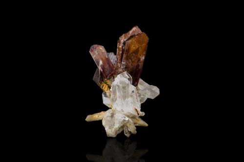 Brookite on Quartz<br />Thurdook (Thurdok), Monte Zard, Montes Ras Koh, Distrito Kharan, Balochistan (Baluchistan), Paquistán<br />4,0	x	4,0	x	6,5	cm<br /> (Author: MIM Museum)