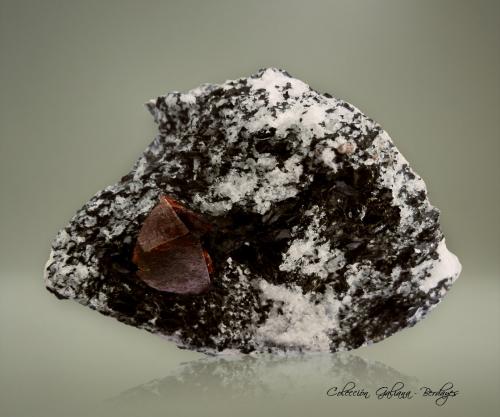 Zircón<br />Manogay, Dara-i-Pech pegmatite, Chapa Dara District, Kunar Province (Konar), Afghanistan<br />85 x 63 x 53 mm.<br /> (Autor: Rafael Galiana)