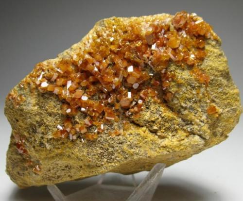 Vanadinita<br />Mibladen (Mibladen mining district), Midelt, Midelt Province, Drâa-Tafilalet Region, Morocco<br />8 x 4 x 4 cm<br /> (Autor: Antonio Alcaide)