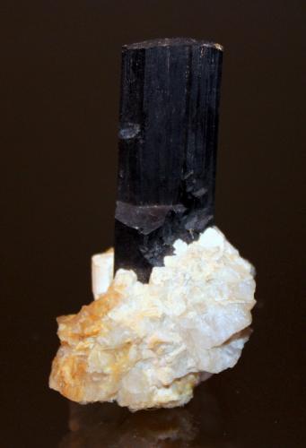 Riebeckite<br />Washington Pass, Golden Horn Batholith, Okanogan County, Washington, USA<br />6.2 x 3.5 x 1.4 cm<br /> (Author: Don Lum)