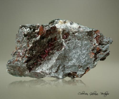 Proustita<br />Imiter Mine, Jebel Saghro, Imiter District, Tinghir Province, Drâa-Tafilalet Region, Morocco<br />89 x 52 x 49 mm.<br /> (Autor: Rafael Galiana)