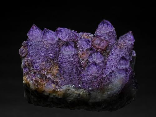 Quartz (variety amethyst)<br />Boekenhoutshoek area, Mkobola, Nkangala District, Mpumalanga Province, South Africa<br />8.2 x 11.4 cm<br /> (Author: am mizunaka)