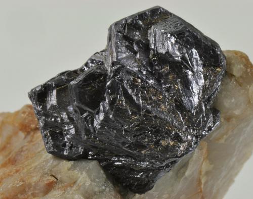 Molibdenita<br />Las Cabañuelas Mine, El Canchal, Hoyo de Manzanares, Comarca Sierra de Guadarrama-Alto Manzanares, Community of Madrid, Spain<br />3 x 2,3 x 1,3 cm<br /> (Autor: Ramón Jiménez)