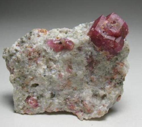 Grossularia (Grosularia)<br />Sierra de las Cruces, Sierra Mojada mining district, Municipio Sierra Mojada, Coahuila (Coahuila de Zaragoza), Mexico<br />5,5 x 3,5 x 2 cm<br /> (Autor: Antonio Alcaide)