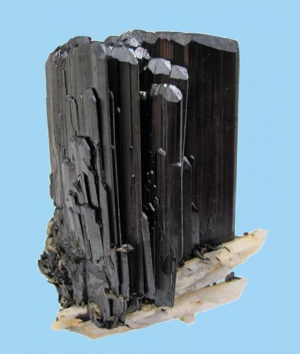 Ferberite, Quartz<br />Yaogangxian Mine, Yizhang, Chenzhou Prefecture, Hunan Province, China<br />63 mm x 54 mm x 28 mm. Major ferberite crystal: 41mm wide, 57mm tall. Mass: 233 g.<br /> (Author: Carles Millan)