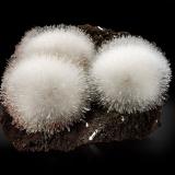 Escolecita [Scolecite]<br />Pozo en Rankhamb, Sangamner, Distrito Ahmadnagar, Maharashtra, India<br />26 x 20 x 15 cm / cristal principal: 7  cm<br /> (Autor: Museo MIM)