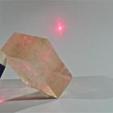 Aquí el laser atraviesa el cristal en dirección paralela a su eje óptico, que coincide con el eje cristalográfico c. No hay doble difracción, el cristal se comporta como si fuera isótropo. (Autor: Josele)