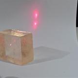 Aquí un haz de luz laser atravesando el mismo romboedro de calcita. El haz se divide en dos. (Autor: Josele)