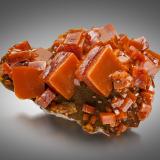 WulfenitaMina Erupción (Mina Ahumada), Sierra de Los Lamentos, Municipio Ahumada, Chihuahua, México10 x 8.5 x 6 cm / cristal principal: 3 cm (Autor: Museo MIM)