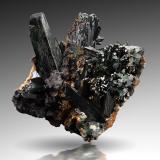 Atacamita<br />Mina New Cornwall, Kadina, Península Yorke, Australia Meridional, Australia<br />8 x 6.5 x 6.5 cm / cristal principal: 4.5 cm<br /> (Autor: Museo MIM)