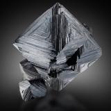 Magnetite<br />Laila Peak, Karakorum Range, Shigar District, Gilgit-Baltistan (Northern Areas), Pakistan<br />5 x 5.5 x 3.5 cm / main crystal: 4.4 cm<br /> (Author: MIM Museum)