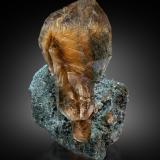 Quartz<br />Kullu District, Himachal Pradesh, India<br />16.5 x 9 x 6.5 cm / main crystal: 9.7 cm<br /> (Author: MIM Museum)
