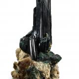 Atacamite<br />New Cornwall Mine, Kadina, Yorke Peninsula, South Australia, Australia<br />2.5 x 3 x 5 cm / main crystal: 3.5 cm<br /> (Author: MIM Museum)