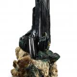 Atacamita<br />Mina New Cornwall, Kadina, Península Yorke, Australia Meridional, Australia<br />2.5 x 3 x 5 cm / cristal principal: 3.5 cm<br /> (Autor: Museo MIM)