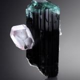 Berilo [Beryl] (variedad morganita) sobre Elbaíta [Elbaite] (variedad indicolita)<br />Provincia Laghman, Afganistán<br />7 x 5.5 x 11 cm / cristal principal: 4.4 cm<br /> (Autor: Museo MIM)