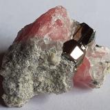 Pyrite, RhodochrositeMina Wutong, Liubao, Cangwu, Prefectura Wuzhou, Región Autónoma Guangxi Zhuang, China2,5 x 1,5 cm (Author: Volkmar Stingl)