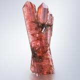 VäyrynenitaShengus (Shingus), Distrito Roundu, Gilgit-Baltistan (Áreas del Norte), Paquistán1.5 x 0.5 x 4.5 cm / cristal principal: 4.1 cm (Autor: Museo MIM)
