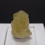 Brasilianita<br />Divino das Laranjeiras, Governador Valadares, Vale do Rio Doce, Minas Gerais, Brasil<br />10x15 mm<br /> (Autor: Ignacio)