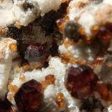 Spessartine, Quartz (variety smoky) and MicroclineCatas Spessartina Wushan, Tongbei, Yunxiao, Prefectura Zhangzhou, Provincia Fujian, Chinaclose up (Author: Firmo Espinar)