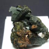 Anfíbol (variedad uralita)<br />Mina Milucha, Palombatos, Burguillos del Cerro, Comarca Zafra-Río Bodión, Badajoz, Extremadura, España<br />25x30 mm<br /> (Autor: Ignacio)