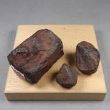 Davidita-(La)<br />Plumbago Station, Mount Victor Station, Provincia Olary, Australia Meridional, Australia<br />(A)  4,6 x 3,6 x 3,2 cm.,  121 g.     (B)  3 x 2,3 x 1,8 cm.,  23,72 g.     (C)  2,1 x 1,9 x 1,5 cm.,  11,33 g.<br /> (Autor: J. G. Alcolea)