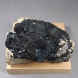 Galena<br />Neudorf, Distrito minero Harzgerode, Harz, Sajonia-Anhalt/Sachsen-Anhalt, Alemania<br />8,4 x 5,9 x 4,5 cm.<br /> (Autor: J. G. Alcolea)