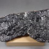 Uraninita (variedad pechblenda)<br />Pozo 371, Distrito Schlema-Hartenstein, Erzgebirgskreis, Sajonia/Sachsen, Alemania<br />16,9 x 8,4 × 4,6 cm.<br /> (Autor: J. G. Alcolea)