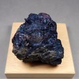 Covellina<br />Zona minera Bor-Majdanpek, Bor, Distrito Bor, Serbia Central, Serbia<br />6,3 x 5,6 x 3,9 cm.  229 g.<br /> (Autor: J. G. Alcolea)