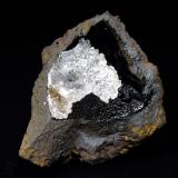 Calcita, GoethitaGrupo Minero Monte de Hierro, Cerro del Hierro, San Nicolás del Puerto-Constantina, Comarca Sierra Norte de Sevilla, Sevilla, Andalucía, España6 x 5 cm. (Autor: Antonio P. López)