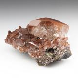 Calcita<br />Mina Tonglüshan, Edong, Daye, Prefectura Huangshi, Provincia Hubei, China<br />81 mm x 51 mm x 49 mm. Cristal principal: 49 mm de largo. Masa: 144 g.<br /> (Autor: Carles Millan)