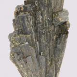 EPIDOTA<br />Mina Tentadora, Monte Ullpac, Distrito Huancano, Provincia Pisco, Departamento Ica, Perú<br />66 x 27 x 12 mm.<br /> (Autor: José Luis Zamora)