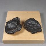 óxidos de manganeso<br />Zona Imini, Provincia Ouarzazate, Región Drâa-Tafilalet, Marruecos<br />(A)  4,3 x 2,8 x 2,4 cm.  54 g.  (B)  4,2 x 3,5 x 2 cm.  56,14 g.<br /> (Autor: J. G. Alcolea)