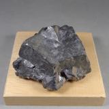 Galena<br />Zona minera Bleiberg, Bad Bleiberg, Distrito Villach-Land, Carintia/Kärnten, Austria<br />7 x 6,3 x 3,4 cm. 430,6 g.<br /> (Autor: J. G. Alcolea)