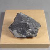 Galena<br />Mina Eugenia, Bellmunt del Priorat, Comarca Priorat, Tarragona, Cataluña / Catalunya, España<br />4,8 x 3,5 x 2,5 cm. 201,2 g.<br /> (Autor: J. G. Alcolea)