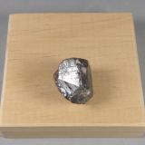Stibiotantalita<br />Pegmatita Alto Ligonha, Provincia Zambezia, Mozambique<br />2 x 1,6 x 1,5 cm. 23,79 g.<br /> (Autor: J. G. Alcolea)