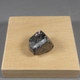 Stibiotantalita<br />Pegmatita Alto Ligonha, Provincia Zambezia, Mozambique<br />2 x 1,6 x 1,5 cm. 23,79 g.<br /> (Autor: J. G. Alcolea)