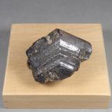 Casiterita<br />Modoto, Macizo Modotin, Provincia  Dornogovi, Mongolia<br />4,1 x 3,6 x 2,6 cm. 89,72 g.<br /> (Autor: J. G. Alcolea)