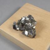 Arsenopirita<br />Concesión La Parrilla, Santa Amalia, Don Benito-Almoharín, Comarca Vegas Altas, Cáceres, Extremadura, España<br />3 x 2,4 x 1,4 cm. 18,56 g.<br /> (Autor: J. G. Alcolea)