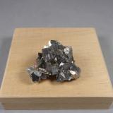Arsenopirita<br />Concesión La Parrilla, Santa Amalia, Don Benito-Almoharín, Comarca Vegas Altas, Cáceres, Extremadura, España<br />3 x 2,4 x 1,4 cm. 18,56 g.<br /> (Autor: J. G. Alcolea)