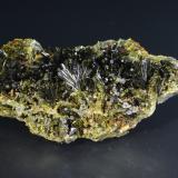 Epidota<br />Barranc de les Collades, Pantà d'Escales, Casterner de les Olles, Tremp, Comarca Pallars Jussà, Lérida / Lleida, Cataluña / Catalunya, España<br />9 x 5 cm.<br /> (Autor: Antonio P. López)